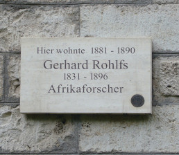 Gedenktafel für Gerhard Rohlfs in der Belvederer Allee 19