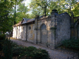 Familiengruft der Familie von Fritsch (i. d. Mitte) auf dem Historischen Friedhof