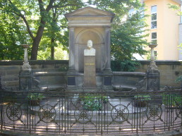 Grab von Fritz Reuter auf dem Friedhof am Wartenberg