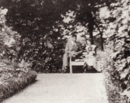 Franz Kafka und Margarethe Kirchner im Garten des Goethehauses