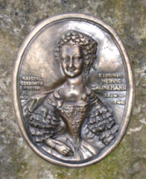 Plakette auf dem Gedenkstein für Sidonia Hedwig Zäunemann auf dem Alten Kirchhof in Plaue