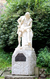 Shakespeare-Denkmal, Ansicht der Statue mit Granitsockel
