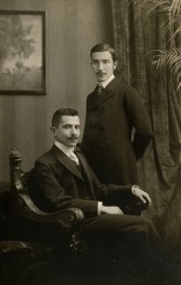Stefan Zweig (stehend) mit seinem Bruder Arnold