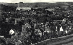 Blick auf Cumbach, im Hintergrund Rudolstadt