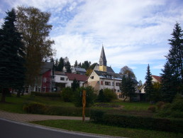 Stützerbach mit Blick auf die Kirche