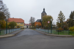 Blick zur Kirche und zum Pfarrhaus