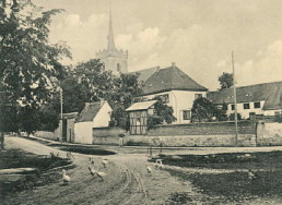 Niederzimmern, Blick auf Kirche und Pfarrhaus