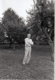 Walter Werner in seinem Hausgarten 1993