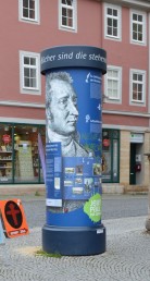 Jean-Paul-Litfaßsäule neben dem Rathaus in Weimar