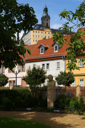 Schillerbüste im Garten des Schillerhauses