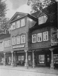 Die frühere Kühnʹsche Apotheke und spätere Fürstliche Hofapotheke um 1910