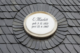 Gedenktafel am Geburtshaus von Eugenie Marlitt