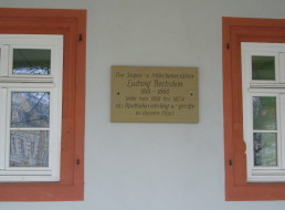Gedenktafel für den Autor Ludwig Bechstein an der Apotheke