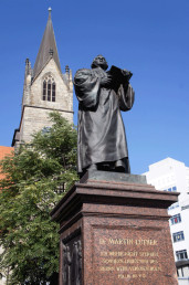 Kaufmannskirche mit Lutherdenkmal