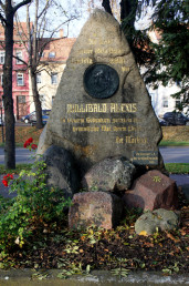 Das Grab von Willibald Alexis mit der von Paul Matzdorf entworfenen Bronzeplakette