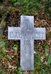 Detailaufnahme des steinernen Kreuzes auf dem Grab des »Fraülein Marlitt«