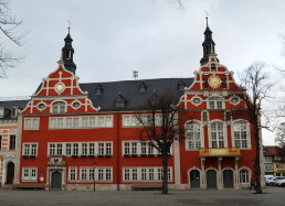Das 1582-1586 im Renaissancestil erbaute Rathaus von Arnstadt