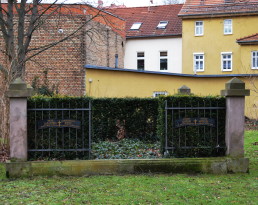 Die Gusseisenplakette an der Einfriedung der Fürstengruft mit den Lebensdaten von Fürstin Mathilde und Fürstin Caroline