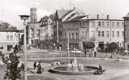 Ansichtskarte mit Blick vom Meuselwitzer Markt zum Rathaus, 1980