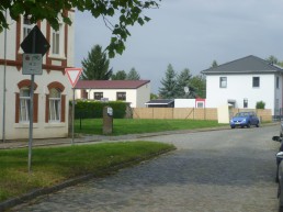 Auf der Rasenfläche in der Bildmitte stand Hilbigs Geburtshaus; rechts daneben die neue 19 b, 2014