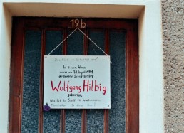 Provisorische Gedenktafel am »Hilbig-Haus« anlässlich des 60. Geburtstages des Dichters, 2001