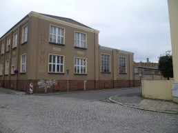 Die früheren Hochfrequenzwerkstätten Meuselwitz an der Ecke zur Heinrich-Heine-Straße, 2014