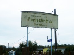 Am Eingangstor zur Kleingartenanlage »Fortschritt«, 2014