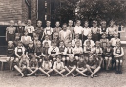 Hilbigs Grundschulklasse im 4. Schuljahr 1951/52 – Wolfgang Hilbig in der zweiten Reihe von oben, ganz links