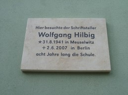 Gedenktafel für den früheren Schüler Wolfgang Hilbig, 2011