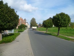 Blick aus dem Penkwitzer Weg in die stadteinwärtige Bahnhofstraße