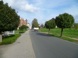 Perspektive wie auf dem Cover des Gedichtbandes: aus dem Penkwitzer Weg in die stadteinwärtige Bahnhofstraße, 2014