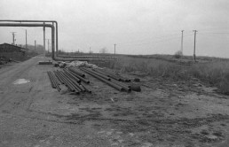 Landschaft bei Wuitz-Mumsdorf, am linken Bildrand ein Gebäudeteil des Werks 6 der Maschinenfabrik Meuselwitz, 1983