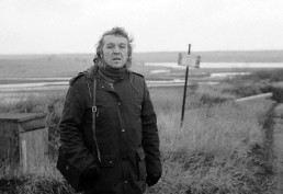 Wolfgang Hilbig vor der Tagebaufolgelandschaft nahe seiner früheren Arbeitsstätte, 1983