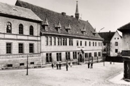 Schulplatz mit ehem. Schulgebäude, um 1900