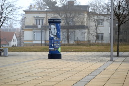 Jean-Paul-Litfaßsäule auf dem Bahnhofsvorplatz