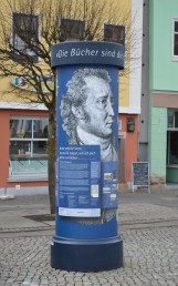 Jean-Paul-Litfaßsäule auf dem Markt