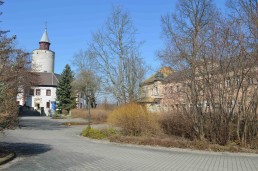 Blick auf Burg und Wirtschaftsgebäude