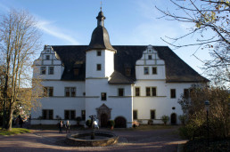 Renaissance-Schloss mit Brunnen