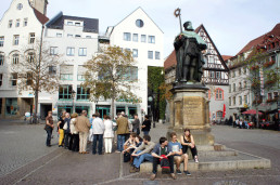 Das Hanfried-Denkmal, 1858 zur Erinnerung an den Universitätsgründer errichtet