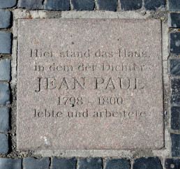 Steinplatte zur Erinnerung an das Wohnhaus von Jean Paul Richter auf dem Weimarer Marktplatz