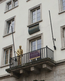 Balkon des Hotels Elephant mit einer Statue von van de Velde im Jahr 2014