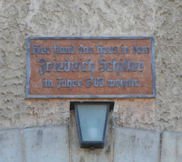 Gedenktafel am heutigen Gebäude