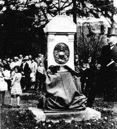 Kirchhof Unserer lieben Frau, Enthüllung des ersten Zäunemann Denkmals