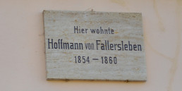 Leibniz-Allee 4, Gedenktafel von Hoffmann von Fallersleben