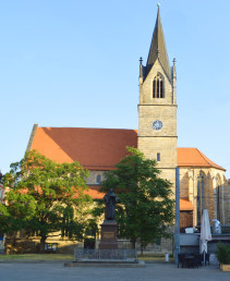 Kaufmannskirche mit dem Lutherdenkmal von Fritz Schaper
