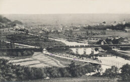 Blick auf den Ort mit Saalebrücke, um 1913