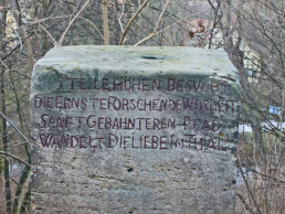 Stein mit Goethe-Inschrift