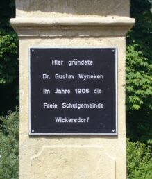 Gedenktafel für Gustav Wynecken am Portal der Freien Schulgemeinde