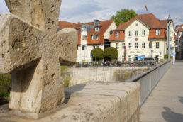 Blick vom Brückenkreuz zur Grünen Tanne am Camsdorfer Ufer