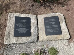 Gedenksteine für Ulrich Ganß und für 120 Jahre Schillertraditionspflege in Bauerbach